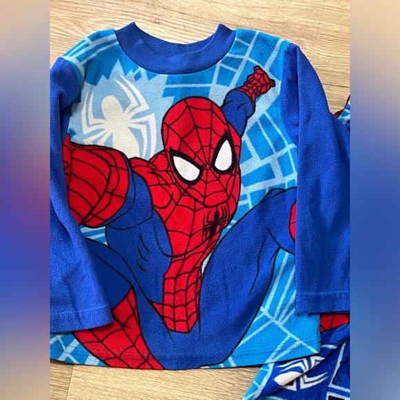 Spiderman 2-piece pajamas, size 4 - Picture 2 of 5